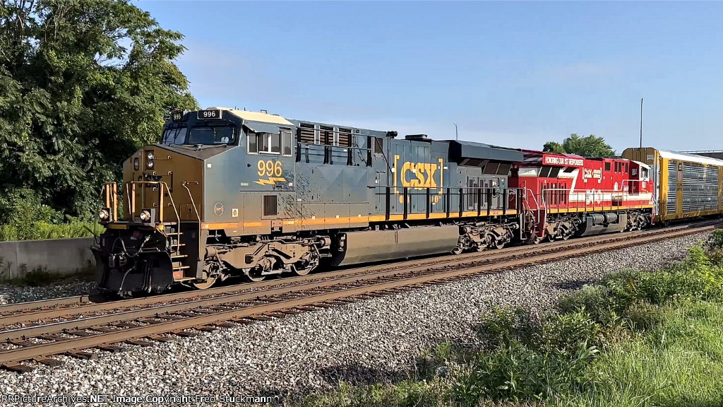 CSX 996 leads M215.